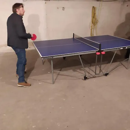 럭셔리텐트 Wine And Beer Club House Cellar With Ping Pong, Karaoke, Board Games, Lan Party, Bike Lending Cool Service 프라하